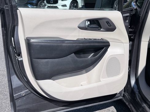 Used 2022 Chrysler Pacifica Touring-L FWD image 30