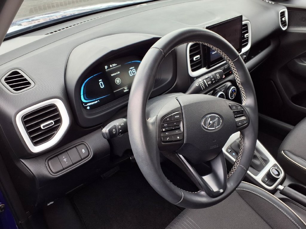 Used 2025 Hyundai Venue Limited FWD image 16