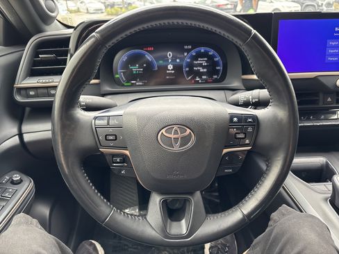 Used 2023 Toyota Crown AWD/4WD image 17