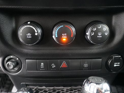 Used 2013 Jeep Wrangler Unlimited Sahara AWD/4WD image 22