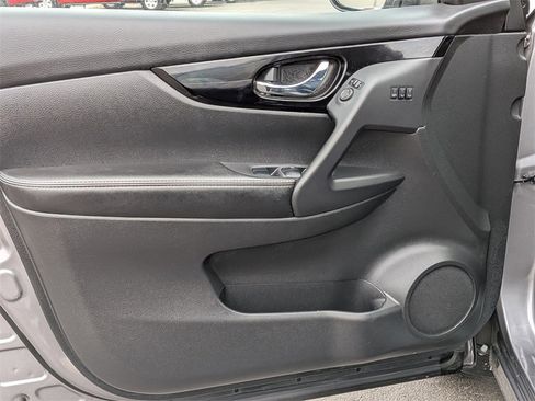 Used 2022 Nissan Rogue Sport SV w/ Technology Package image 9