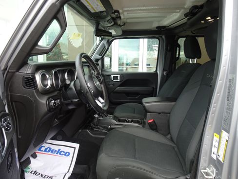 Used 2019 Jeep Wrangler Unlimited Sahara image 8