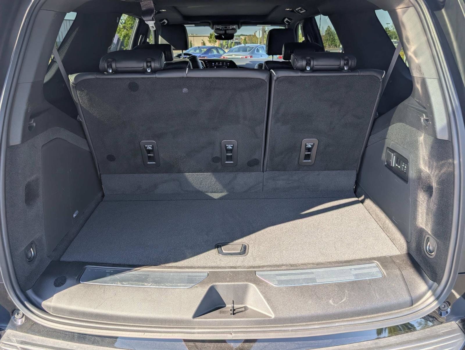 Used 2022 Cadillac Escalade Premium Luxury RWD image 9