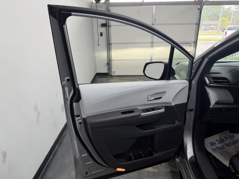 Used 2023 Toyota Sienna XSE AWD/4WD image 12