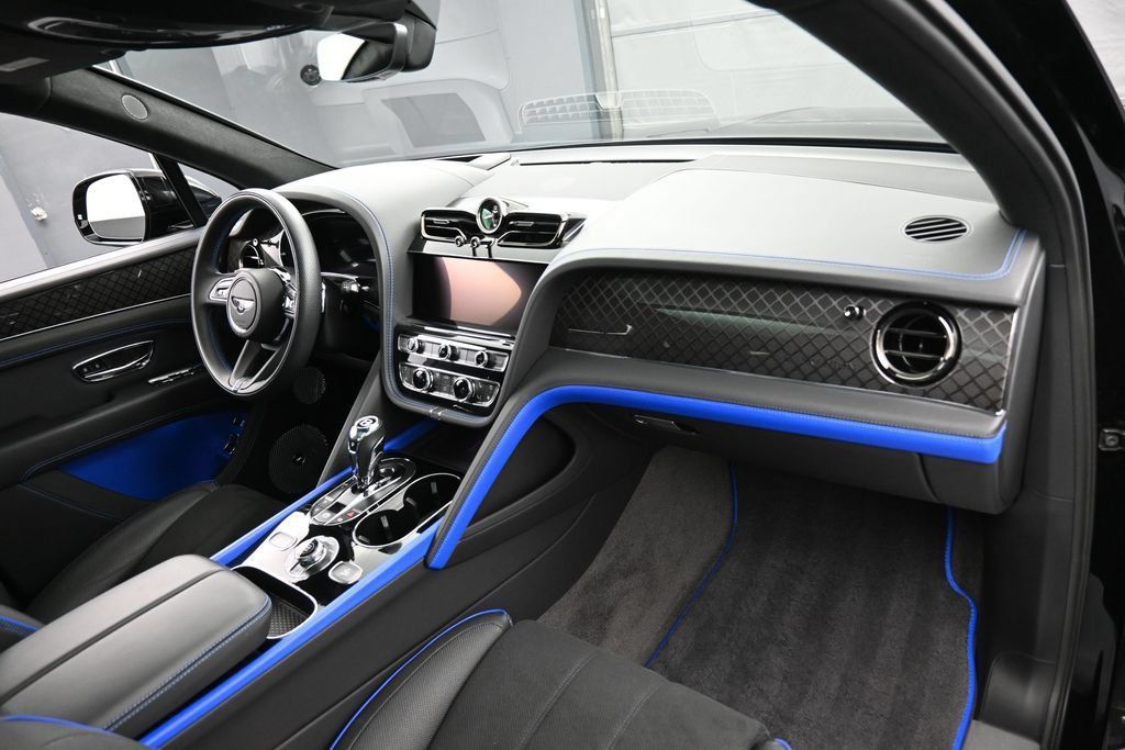 Certified 2025 Bentley Bentayga AWD/4WD image 33