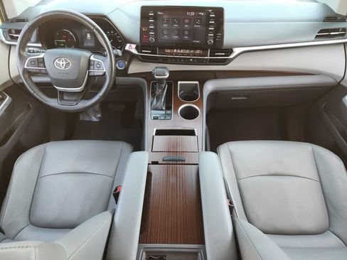 Used 2021 Toyota Sienna XLE FWD image 24