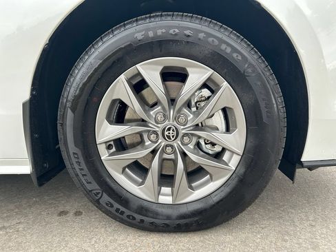 Used 2026 Toyota Sienna XLE FWD image 27