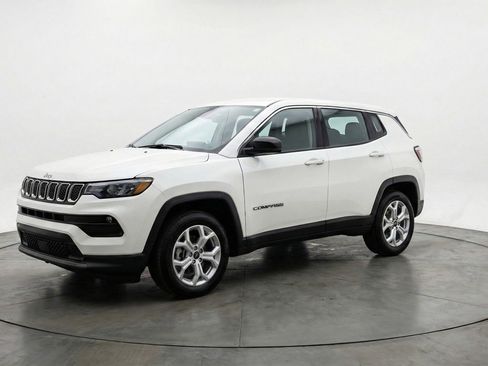 Used 2025 Jeep Compass Latitude AWD/4WD image 3