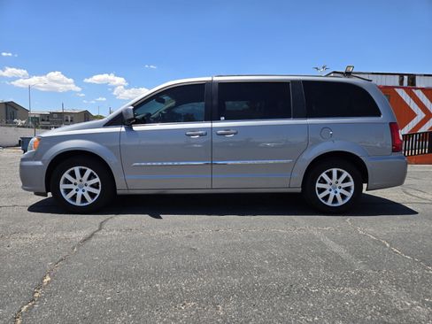 Used 2016 Chrysler Town & Country Touring FWD image 2