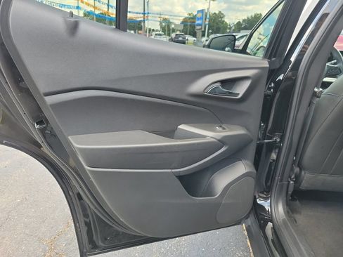 Used 2025 Chevrolet Trax LT FWD image 17