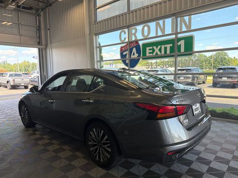 Used 2024 Nissan Altima 2.5 SV FWD image 4