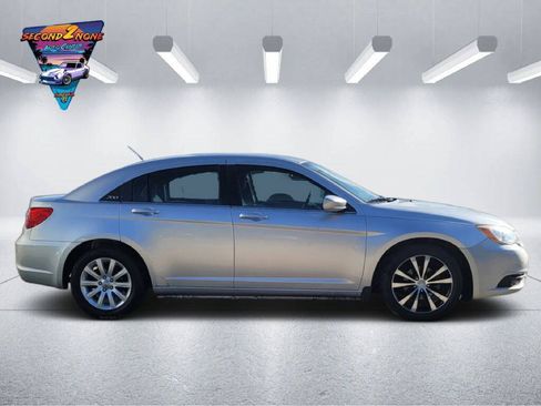 Used 2012 Chrysler 200 Touring FWD image 4