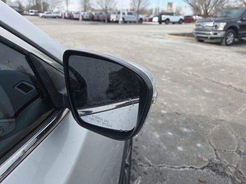 Used 2018 Nissan Rogue SL w/ Premium Package image 7