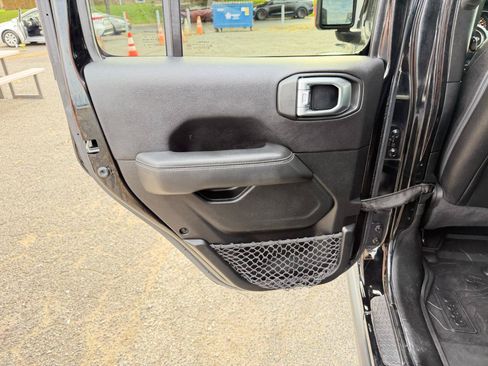 Used 2019 Jeep Wrangler Unlimited Sahara w/ Dual Top Group AWD/4WD image 31