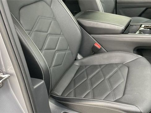 Used 2025 Volkswagen Atlas SE image 24