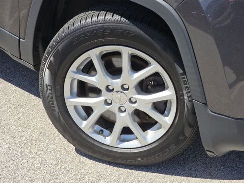 Used 2018 Jeep Cherokee Latitude Plus w/ Comfort/Convenience Group AWD/4WD image 11