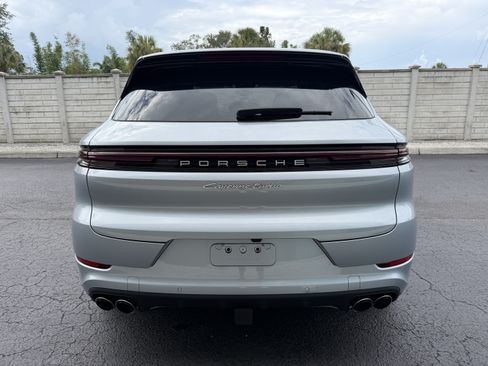 Certified 2024 Porsche Cayenne Turbo AWD/4WD image 12