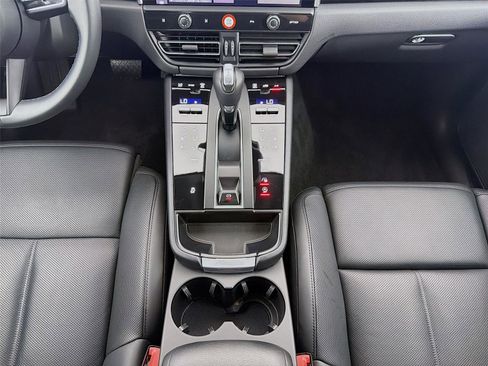Used 2023 Porsche Macan AWD/4WD image 19