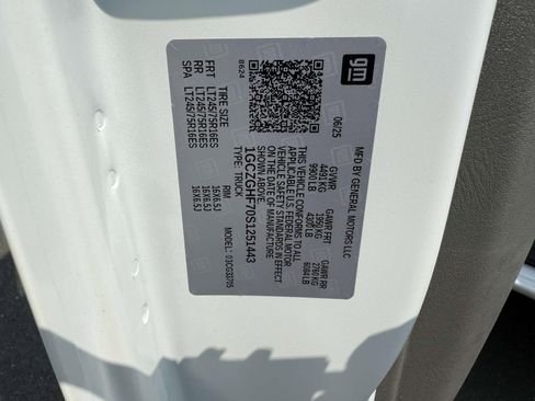 New 2025 Chevrolet Express 3500 Extended image 25