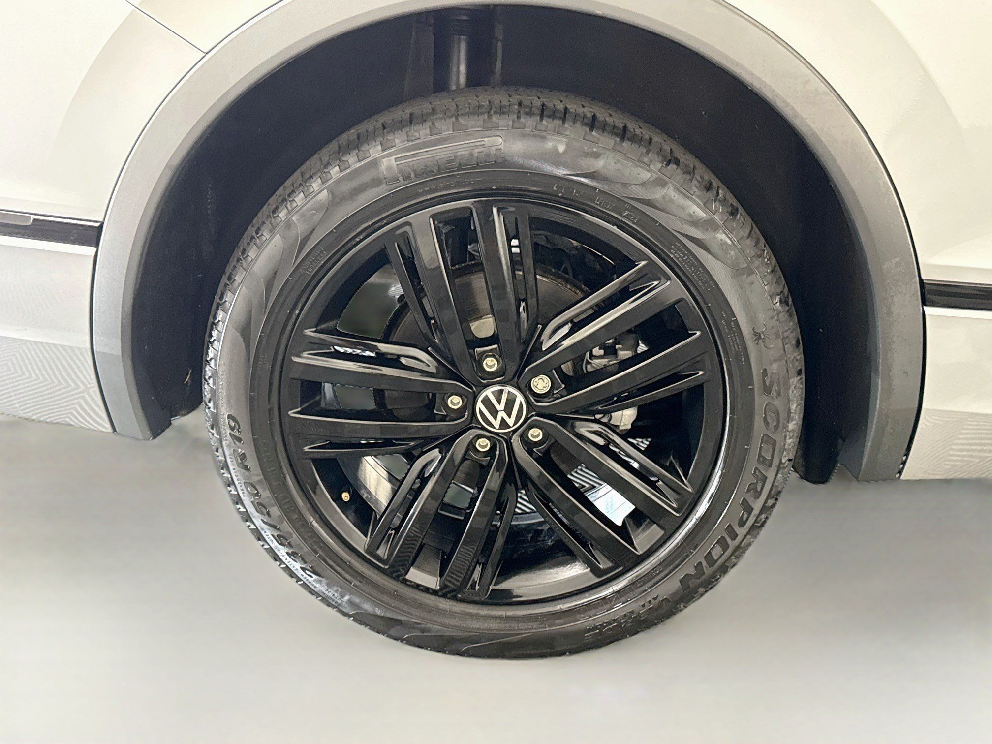 Used 2022 Volkswagen Tiguan SE R-Line FWD image 33