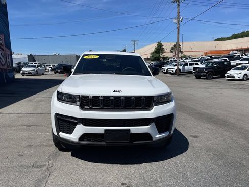 Used 2026 Jeep Grand Cherokee Altitude AWD/4WD image 5
