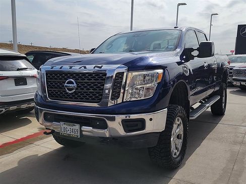 Used 2018 Nissan Titan SV w/ SV Convenience Package image 2