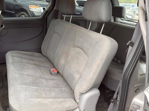 Used 2007 Chrysler Town & Country w/ Popular Equipment Group I image 5