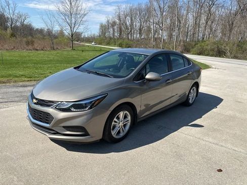 Used 2018 Chevrolet Cruze LT w/ Convenience Package image 4