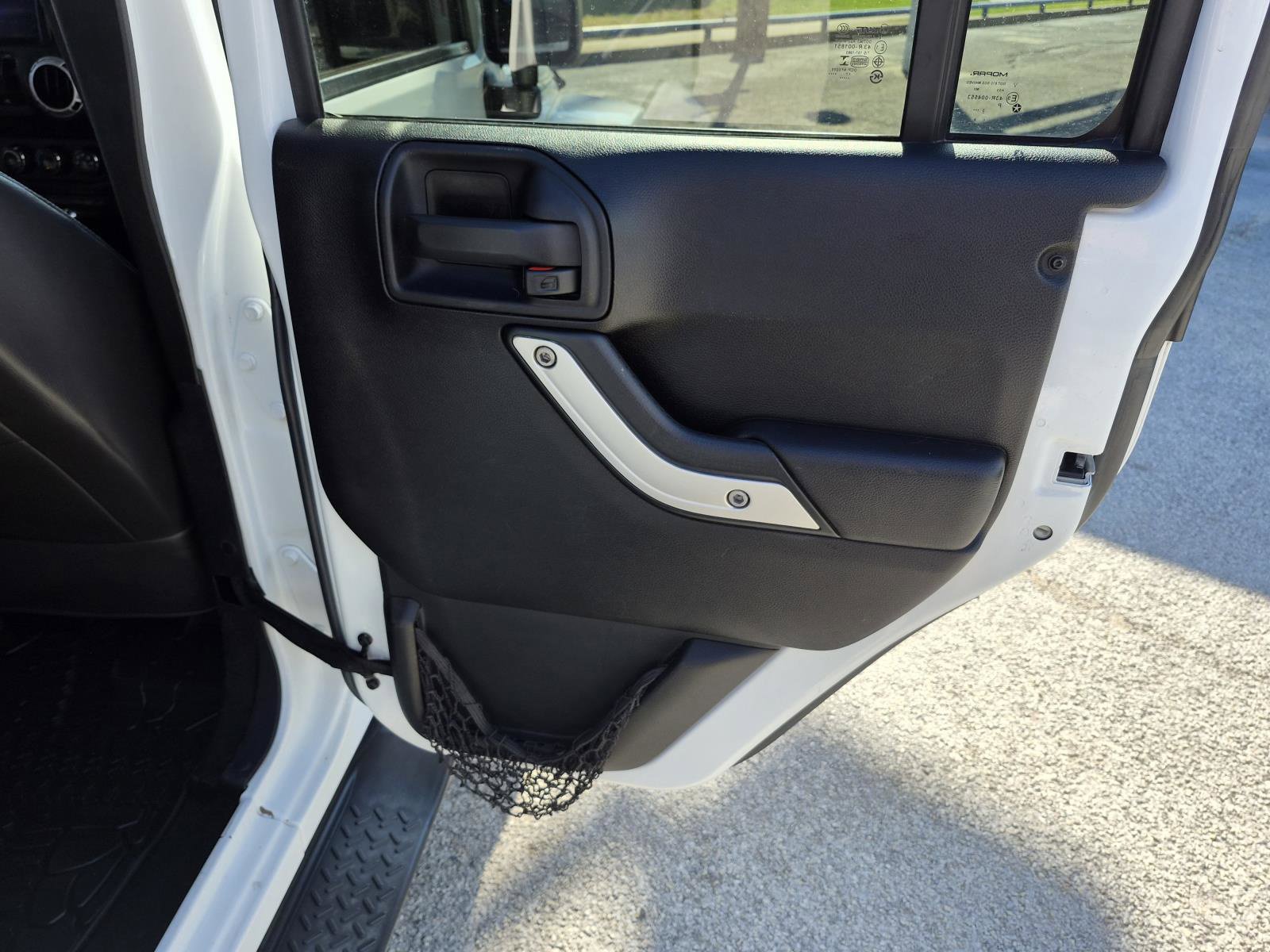 Used 2016 Jeep Wrangler Unlimited Sahara w/ Connectivity Group AWD/4WD image 10