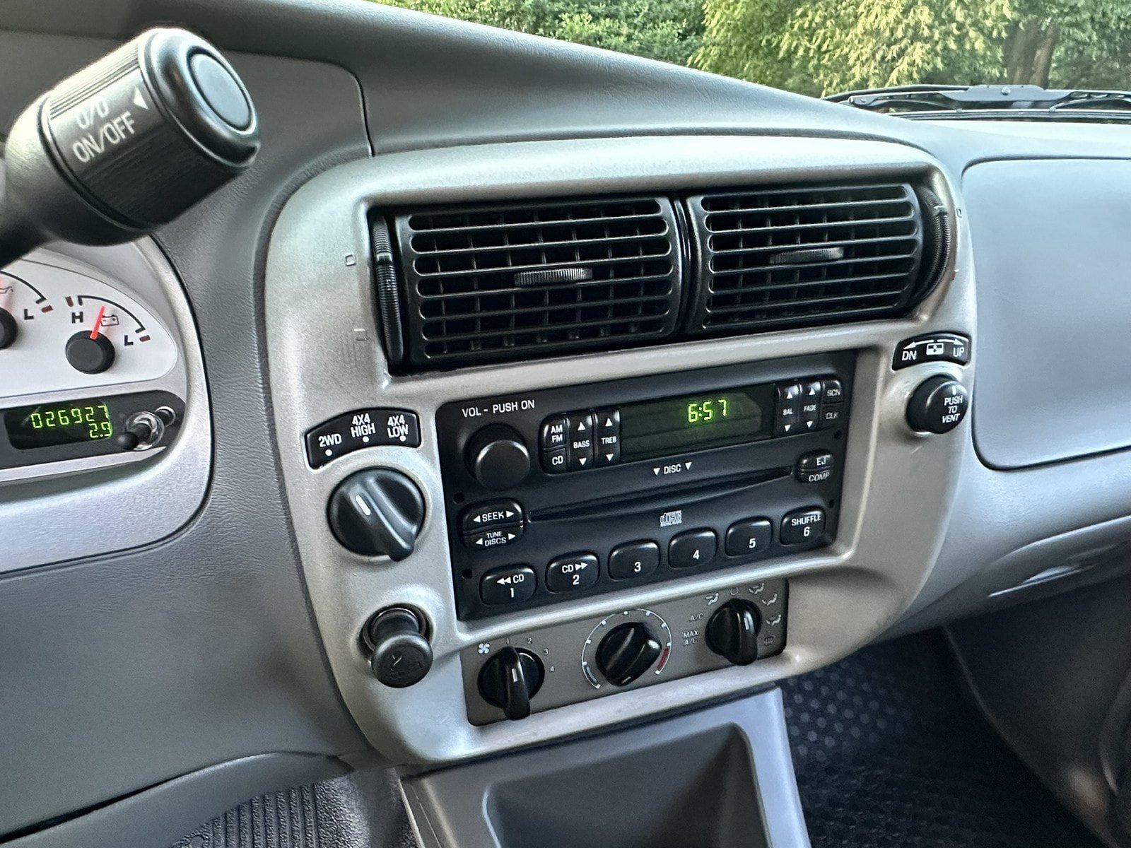Used 2004 Ford Explorer Sport Trac 4x4 image 22