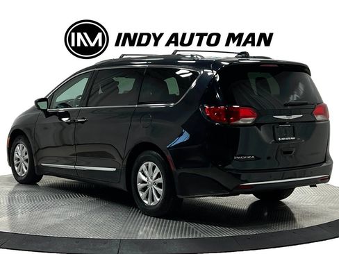 Used 2019 Chrysler Pacifica Touring-L FWD image 6