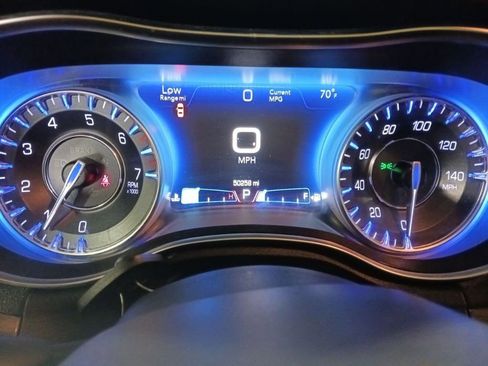 Used 2018 Chrysler 300 Touring RWD image 5