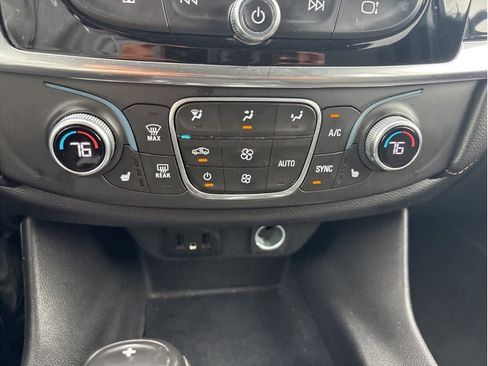 Used 2019 Chevrolet Traverse LT image 18