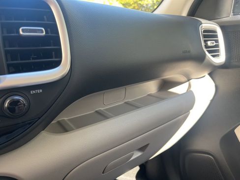 Used 2025 Hyundai Venue SEL image 30