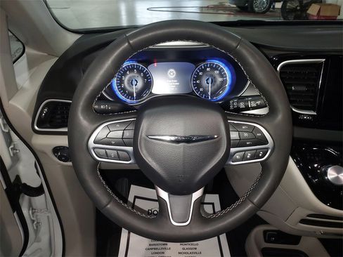 Used 2024 Chrysler Pacifica Touring-L image 20