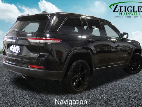 Used 2023 Jeep Grand Cherokee Altitude image 3