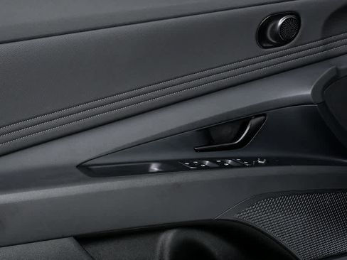 Certified 2025 Hyundai Elantra Sport image 6