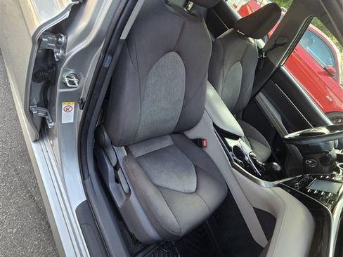 Used 2018 Toyota Camry LE FWD image 8
