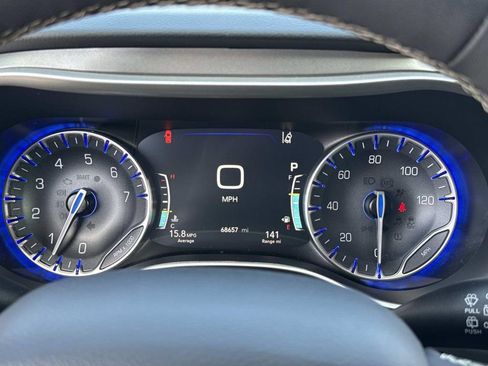 Used 2023 Chrysler Pacifica Touring-L image 30