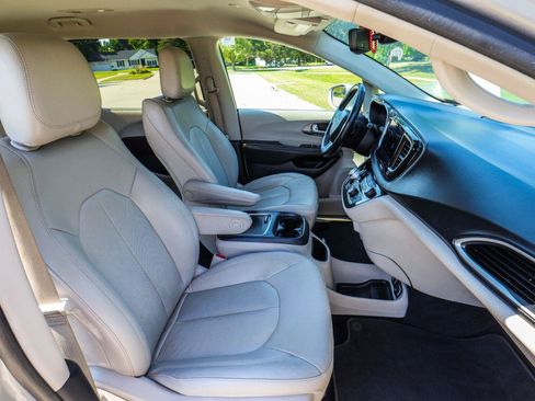 Used 2021 Chrysler Pacifica Touring-L FWD image 41