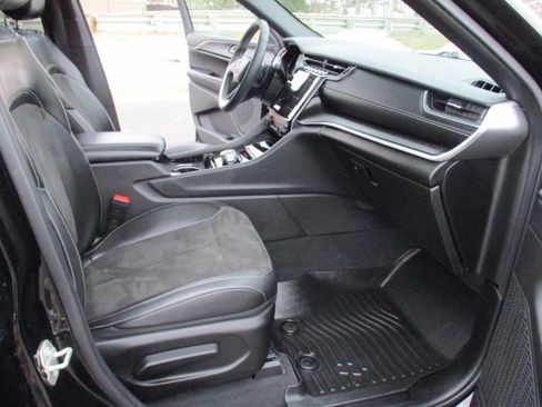 Certified 2023 Jeep Grand Cherokee L Laredo image 17