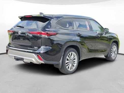 New 2026 Toyota Highlander Platinum AWD/4WD image 4