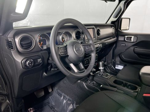 Used 2023 Jeep Gladiator Sport AWD/4WD image 9