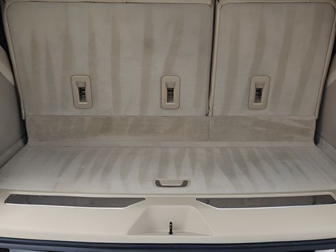 Used 2022 Cadillac Escalade Premium Luxury RWD image 25
