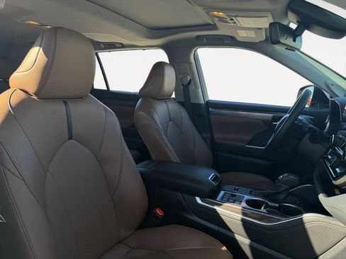 Certified 2025 Toyota Highlander Limited image 15