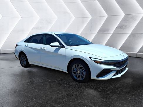 Used 2025 Hyundai Elantra Hybrid FWD image 7