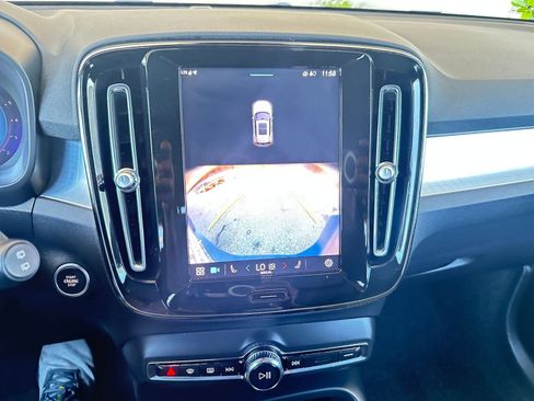 Used 2024 Volvo XC40 B5 Core image 18