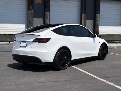 Used 2022 Tesla Model Y Performance AWD/4WD image 3