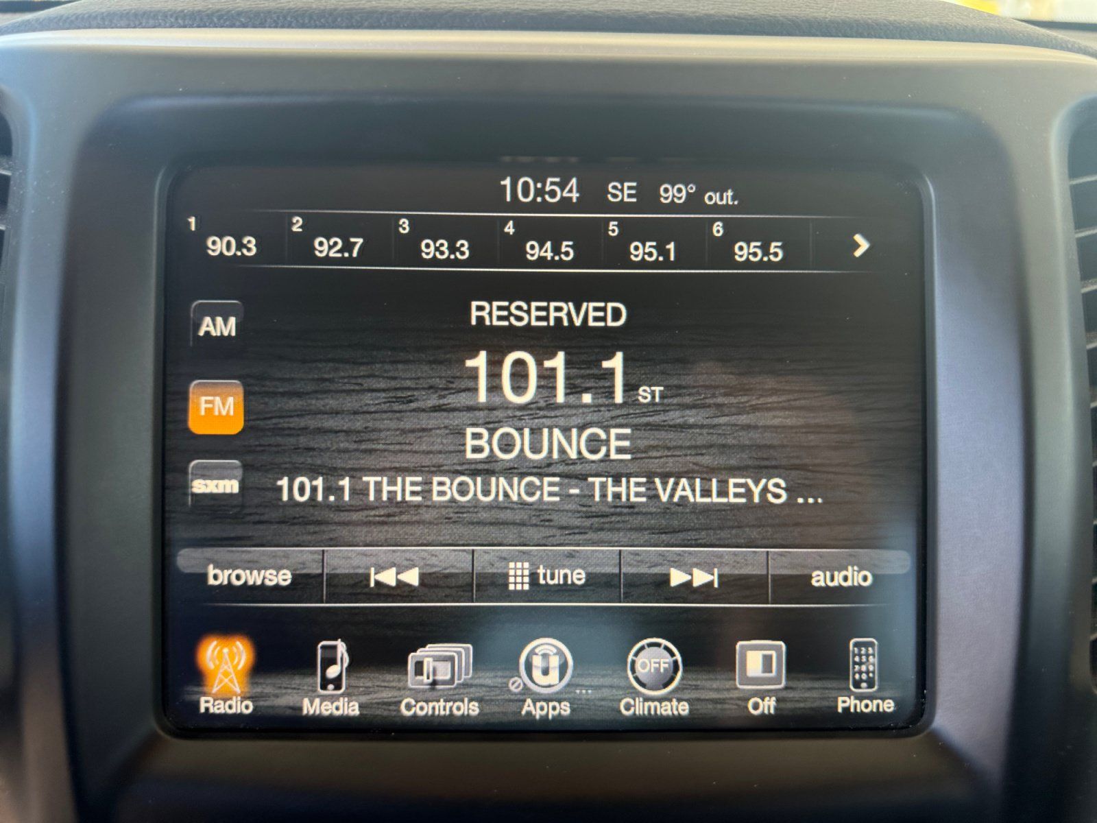 Used 2018 Jeep Cherokee Latitude Plus w/ Comfort/Convenience Group FWD image 20