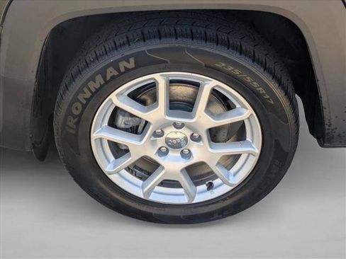 Used 2020 Jeep Renegade Latitude w/ Popular Equipment Group FWD image 20